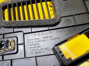 OSŁONA DOLNA DESKI ROZDZIELCZEJ KIEROWCY LEWA TESLA MODEL 3 PRZEDLIFT