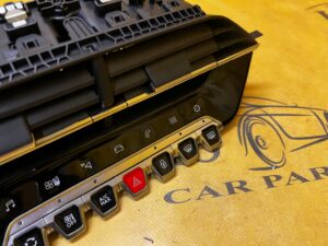 PANEL STEROWANIA KLIMATYZACJI KRATKA NAWIEWU ŚRODKOWA PEUGEOT 2008 II EU