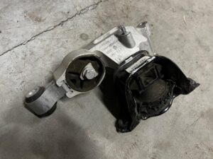 ŁAPA MOCOWANIE PODUSZKA SILNIKA RENAULT MEGANE IV RS 1.8 TCE