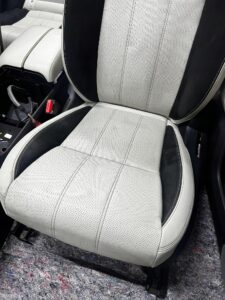 KOMPLET FOTELE WNĘTRZE KANAPA BOCZKI JASNA SKÓRA RANGE ROVER VELAR L560 EU