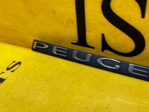 EMBLEMAT ATRAPY GRILLA ZDERZAKA PRZÓD PEUGEOT 508 RXH