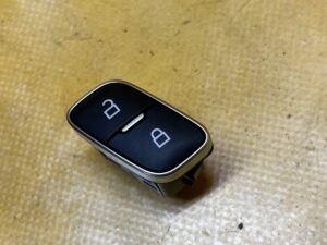 PRZYCISK PRZEŁĄCZNIK CENTRALNEGO ZAMKA DRZWI PRZÓD LEWY FORD ESCAPE MK4