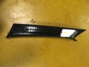 PRAWA OSŁONA POSZYCI SŁUPKA ALCANTARA INFINITI Q30