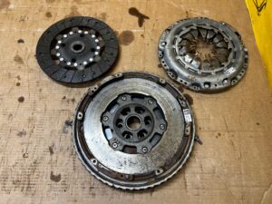 ZESTAW SPRZĘGŁO DOCISK TARCZA DWUMASA RENAULT 1.3 TCE
