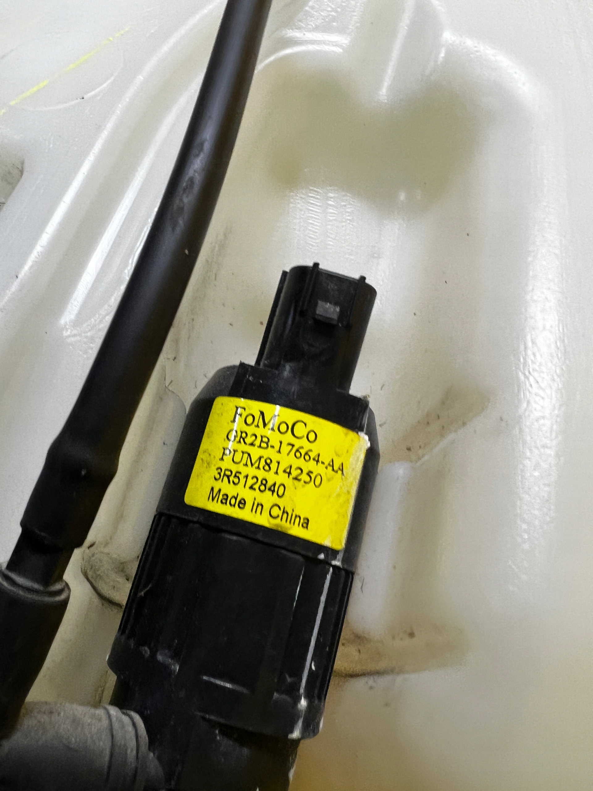 ZBIORNIK ZBIORNICZEK POMPKA WLEW SPRYSKIWACZY FORD FUSION LIFT USA