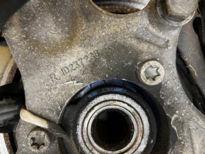 ZWROTNICA TARCZA ZACISK PIASTA TYŁ PRAWY CHEVROLET CORVETTE C5 97-04