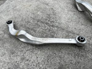 WAHACZ GÓRNY TYŁ TYLNY LEWY NISSAN X-TRAIL T32