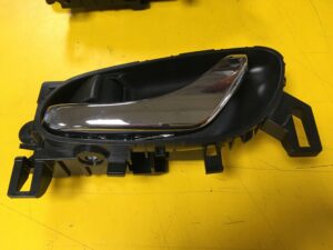 WEWNĘTRZNA KLAMKA DRZWI PRZÓD NISSAN X-TRAIL T32