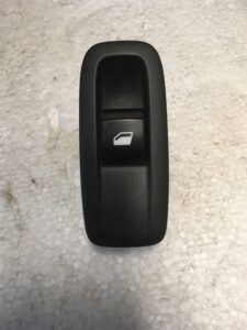 PRZEŁĄCZNIK REGULACJI SZYB PEUGEOT 208 96762292ZD