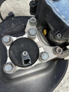 PIASTA ZWROTNICA TARCZA HAMULCOWA TYŁ PRAWY PRAWA PEUGEOT 308 T9