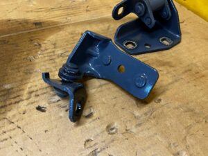 KPL ZAWIASY DRZWI TYŁ LEWY FORD BRONCO 21- AZURE GREY PEARL