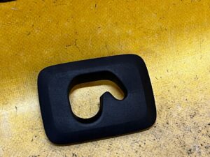 OSŁONA MOCOWANIA KRATKI BAGAŻNIKA LEWA MERCEDES E-KLASA W213 KOMBI