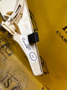 PROWADNICA ROLETY BAGAŻNIKA LEWA AUDI A8 D4 LONG