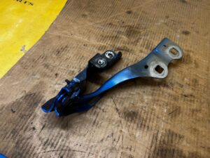 ZAWIASY MASKI POKRYWY SILNIKA FORD BRONCO 21- VELOCITY BLUE PEARL METALLIC