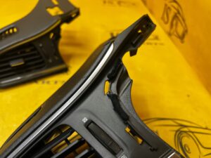 KRATKA NAWIEWU DESKI KONSOLI PRZÓD LEWY RENAULT KADJAR EU