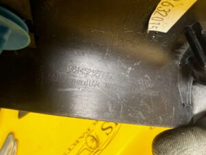 ZAŚLEPKA OSŁONA TRÓJKĄT DRZWI TYŁ LEWY PEUGEOT 5008 II