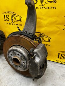 ZWROTNICA PIASTA TARCZA LEWY PRZÓD BMW 5 G30 530D RWD 2WD