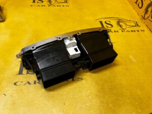 KRATKA NAWIEWU ŚRODKOWA DEKOR DESKI KONSOLI ZEGAREK MERCEDES CLS W218 EU