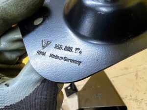 RYGIEL MOCOWANIE OPARCIA FOTELA KANAPY TYŁ PRAWY PORSCHE MACAN 95B