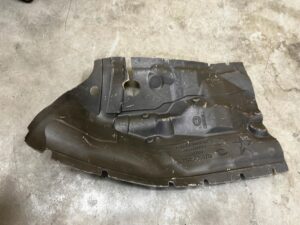 OSŁONA WYGŁUSZENIE LEWE RANGE ROVER VELAR L560