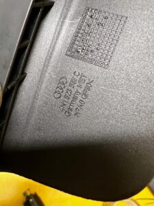 KLAMKA RĄCZKA DO OTWIERANIA MASKI AUDI A8 D5 4N