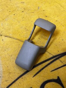 OSŁONA ZAŚPLEPKA MOCOWANIA PASÓW BEZPIECZEŃSTWA PRZÓD TOYOTA HILUX VIII 8