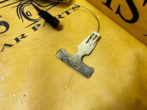 ZAMEK SIŁOWNIK RYGIEL KLAPY BAGAŻNIKA CHEVROLET CORVETTE CABRIO C5 97-04