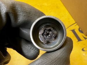 NASADKA ADAPTER ŚRUBY ZABEZPIECZAJĄCEJ KOŁA BMW KOD 059 NOWY OEM