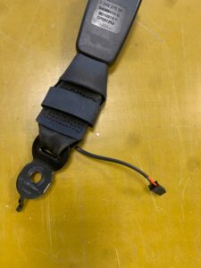 ZAPINKA ŚRODKOWEGO PASA BEZPIECZEŃSTWA BMW F11