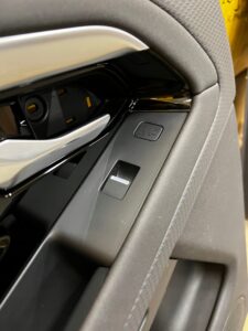 BOCZEK DRZWI LEWY TYŁ RANGE ROVER EVOQUE II L551