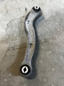 WAHACZ TYŁ LEWY RANGE ROVER VELAR L560