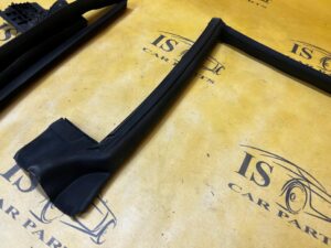 USZCZELKA DRZWI SZYB KAROSERII GÓRNA PRZÓD PRAWA 4 DRZWI FORD BRONCO 21-