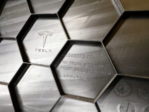 OSŁONA PANEL BAGAŻNIKA PRAWA PRAWY TESLA MODEL 3 PRZEDLIFT