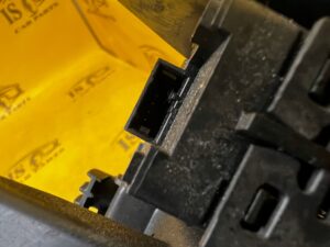 PRZEŁĄCZNIK SKŁADANIA OPARCIA KANAPY FOTELA TYŁ PRAWY MERCEDES C-KLASA W206