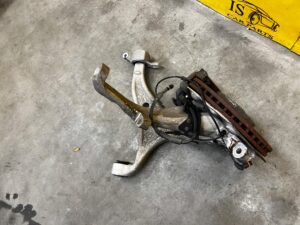 ZWROTNICA TARCZA ZACISK WAHACZ PRZÓD LEWY MERCEDES GLS X166 450 3.0 B V6