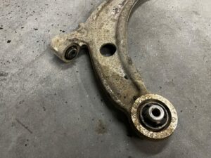 WAHACZ PRZÓD PRZEDNI PRAWY PEUGEOT 308 II T9