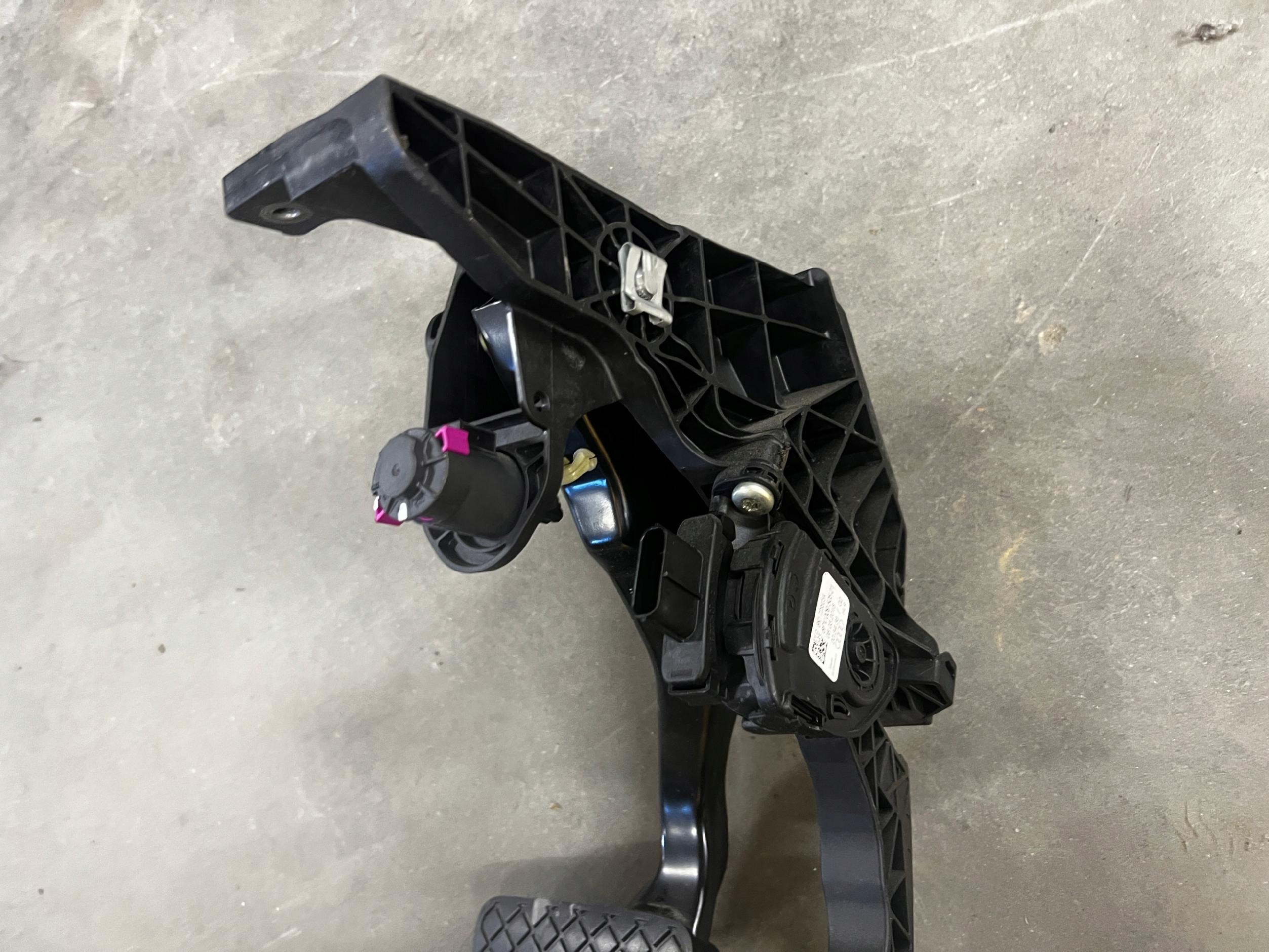 KOMPLET PEDAŁ POTENCJOMETR GAZU HAMULCA AUTOMAT PORSCHE MACAN 95B