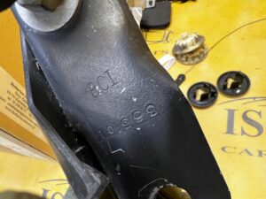 ODBÓJ MOCOWANIE REGULACJA MASKI LEWY LEWA CHEVROLET CORVETTE C5 97-04