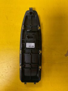 PRAWY PRZEŁĄCZNIK SZYB PRZÓD BMW F20 F21 F22 F23