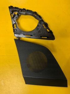 PRAWA MASKOWNICA GŁOŚNIKA DESKI KONSOLI AUDI Q7 4M