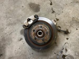 ZWROTNICA TARCZA ZACISK PIASTA TYŁ PRAWY CHEVROLET CORVETTE C5 97-04