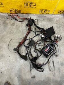 WIĄZKA INSTALACJA OKABLOWANIE SKRZYNKA BEZPIECZNIKÓW MERCEDES C-KLASA W206