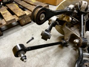 ZWROTNICA TYŁ KOMPLETNA ZACISK PRAWA TESLA MODEL 3 2WD