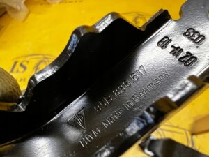 ZATRZASK RYGIEL OPARCIA FOTELA KANAPY TYŁ ŚRODKOWY LEWY PORSCHE MACAN 95B