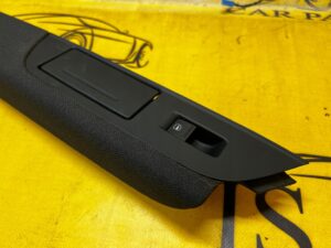 PODŁOKIETNIK PANEL PRZEŁĄCZNIK SZYBY DRZWI TYŁ LEWY VW TOUAREG 7P