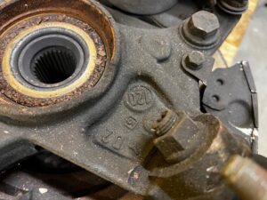 ZWROTNICA PIASTA TARCZA PRZÓD LEWY PEUGEOT 308 II T9 1.5 1.6 BLUE HDI