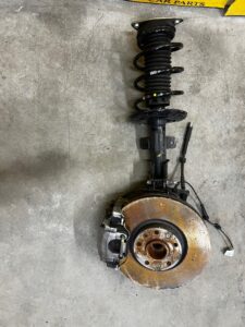 NOGA ZWROTNICA AMORTYZATOR PRZÓD LEWY PEUGEOT 3008 II 5008 II 1.2 THP