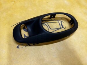 RAMKA OSŁONA KLAMKI WEWNĘTRZNEJ PRAWA CHEVROLET CORVETTE C5 97-04