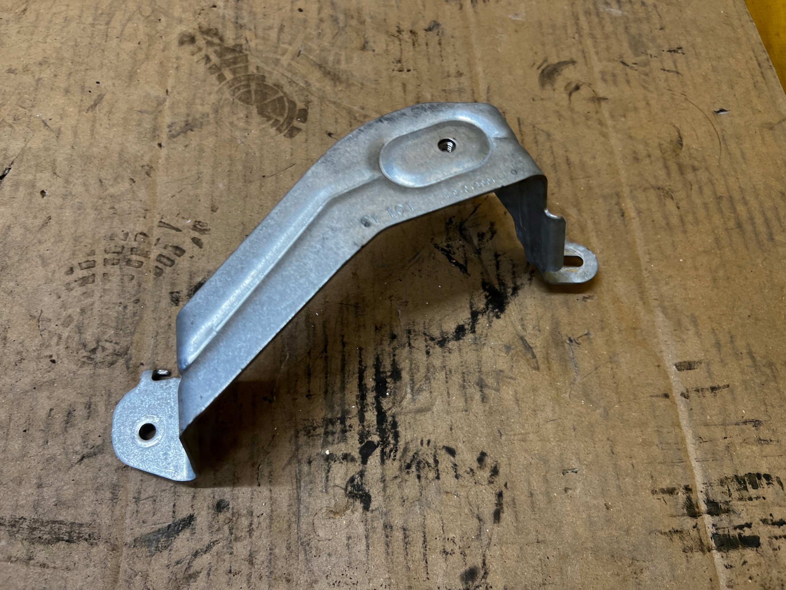 WSPORNIK MOCOWANIE UCHWYT BAGAŻNIKA PRAWY MERCEDES GL X166