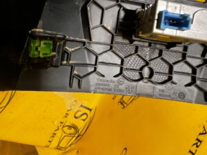 OSŁONA PLASTIK ZAŚLEPKA KRATKI NAWIEWU PORT USB BMW F40